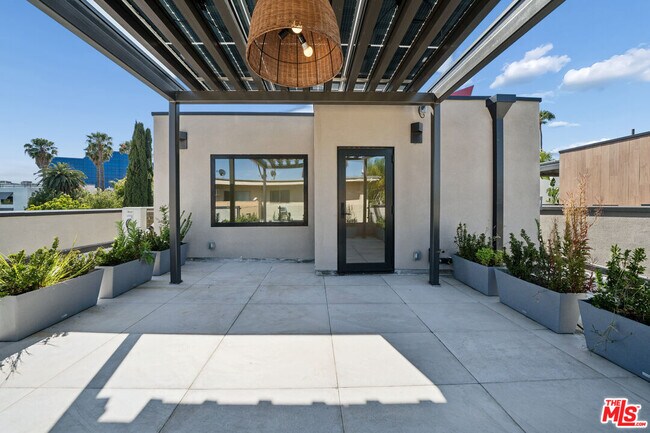 Building Photo - 652 Huntley Dr