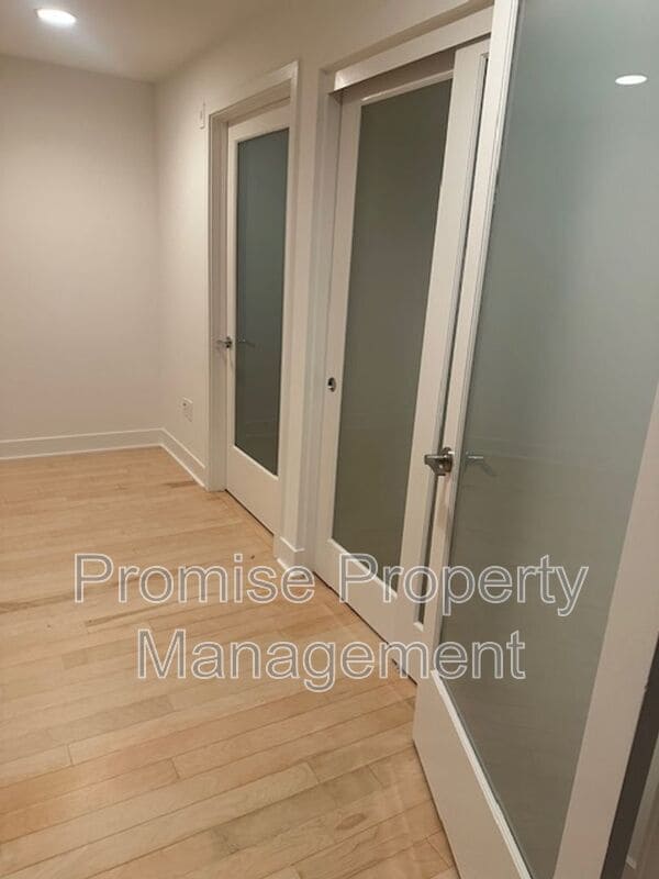 Building Photo - 12837 Moorpark St