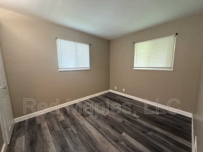 Building Photo - 10877 Spring Garden Dr
