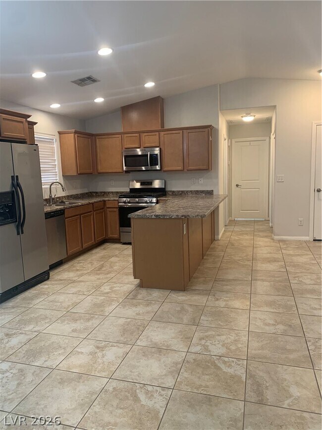 Building Photo - 548 Zuber Ave