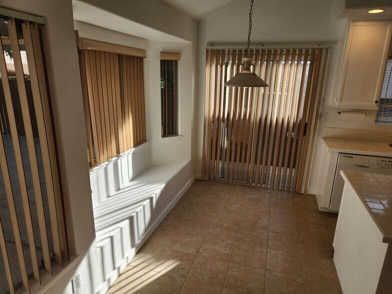 Building Photo - 2125 Tehachapi Dr