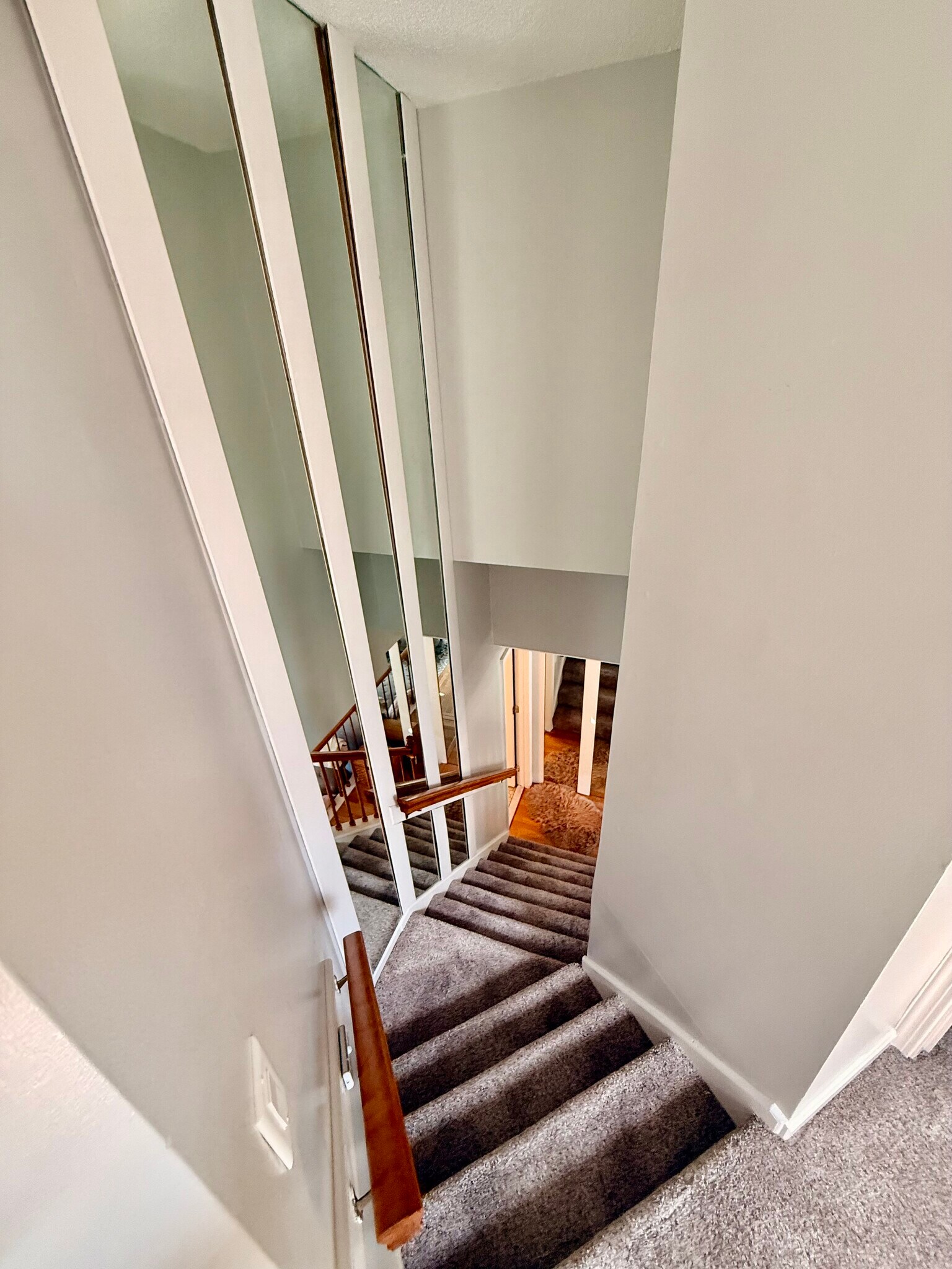 Mirrored staircase - 11 Devon Club Ln