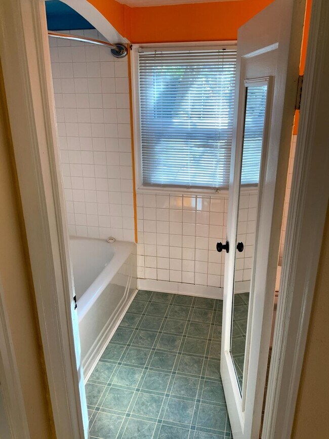 Building Photo - 4 Bedroom, 1.5 Bath House