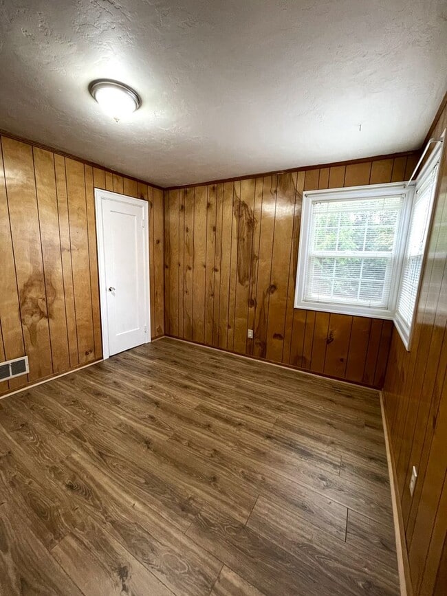 Building Photo - Renovated 3 Bed, 2 Bath House with Large Yard