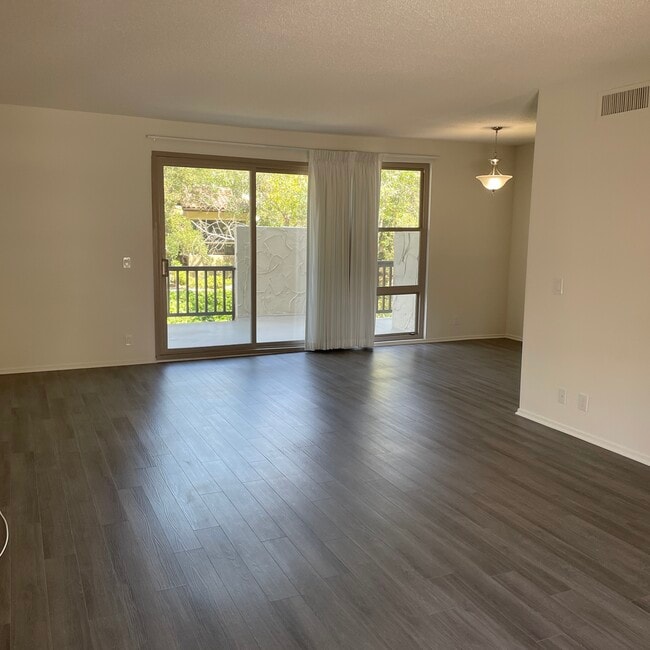 Living Room w Dining Room - Los Robles - Senior 55+