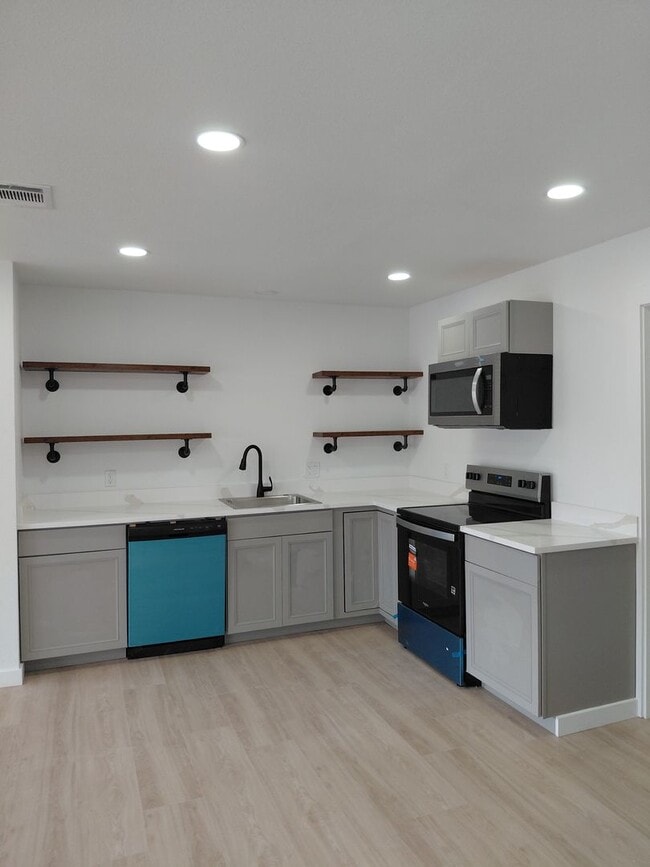 Building Photo - 3/2/2 Newly remodeled home with new appliance, flooring and much more!