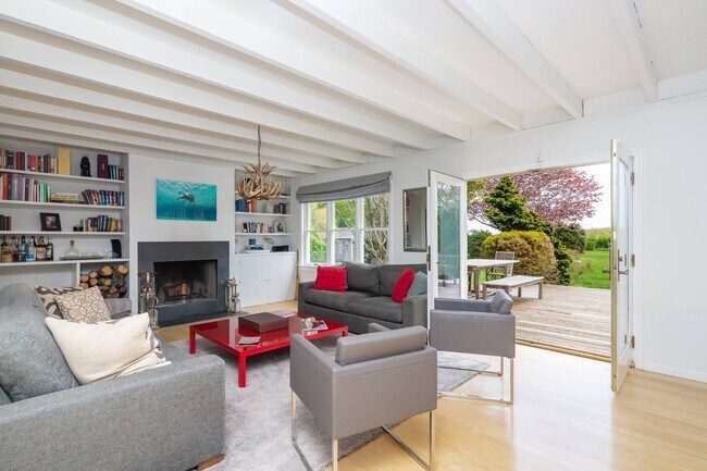 Building Photo - 869 Head of Pond Rd