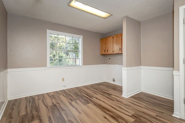 Building Photo - Cute 2 Bedroom Home