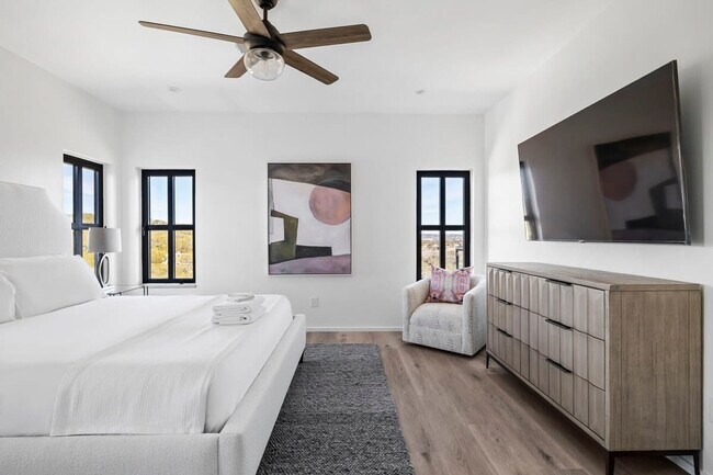 Building Photo - 2701 Bumble Bee Dr