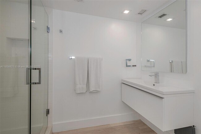 Building Photo - 2301 Collins Ave