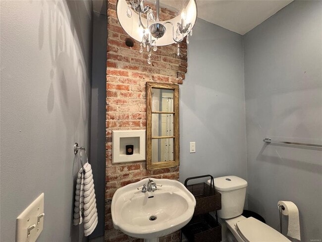 Building Photo - 2237 Winona Ave