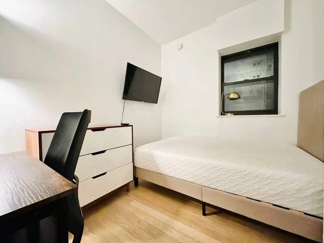 Building Photo - Furnished room/NOT APARTMENT