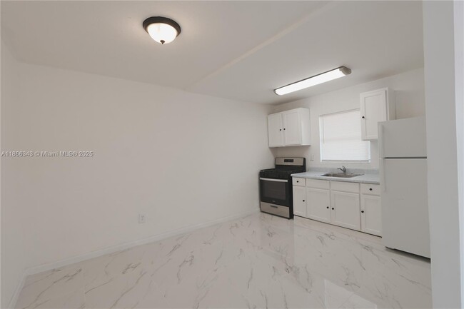 Building Photo - 1245 W 24th St