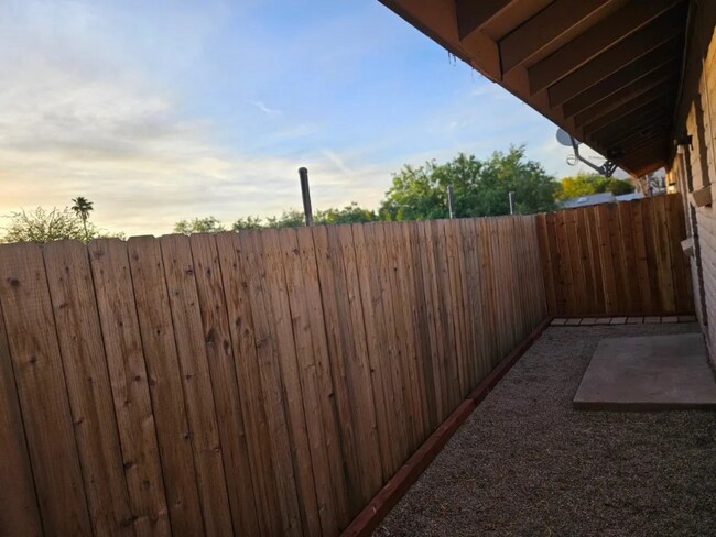Building Photo - 1609 N Louis Ln