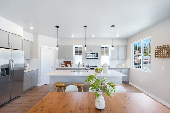 Building Photo - 4 Bed | 3.5 Bathroom | 1840 Sq Ft | $3,400