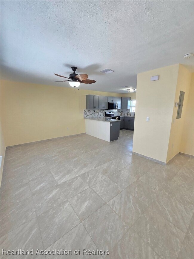 Building Photo - 613 Memorial Dr