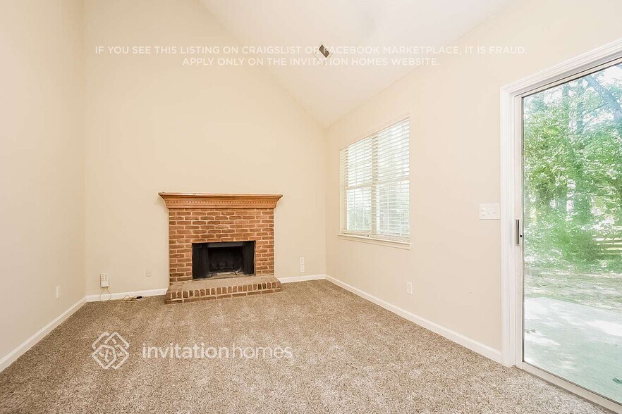 Building Photo - 2640 Woodside Dr