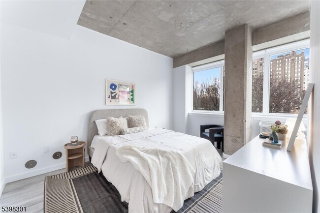 Building Photo - 10 Commerce Ct