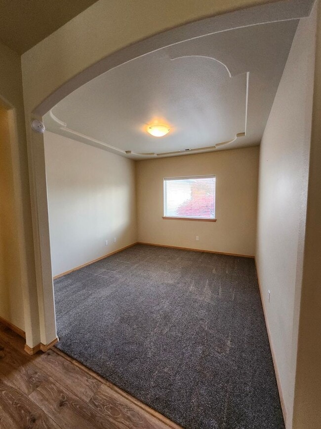 Building Photo - Stunning Home close to biking and walking paths!