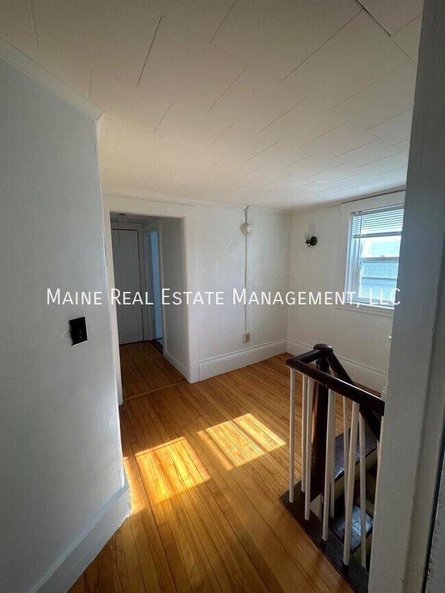 Building Photo - 200 Center St