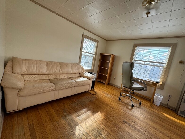 Bright livingroom with 3 windows and a closet - 12 Durant Ter