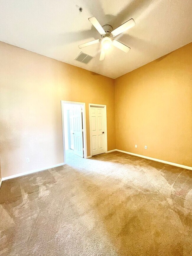 Building Photo - $1,690 2 BED / 2.5 BATH - 2 Story Townhouse