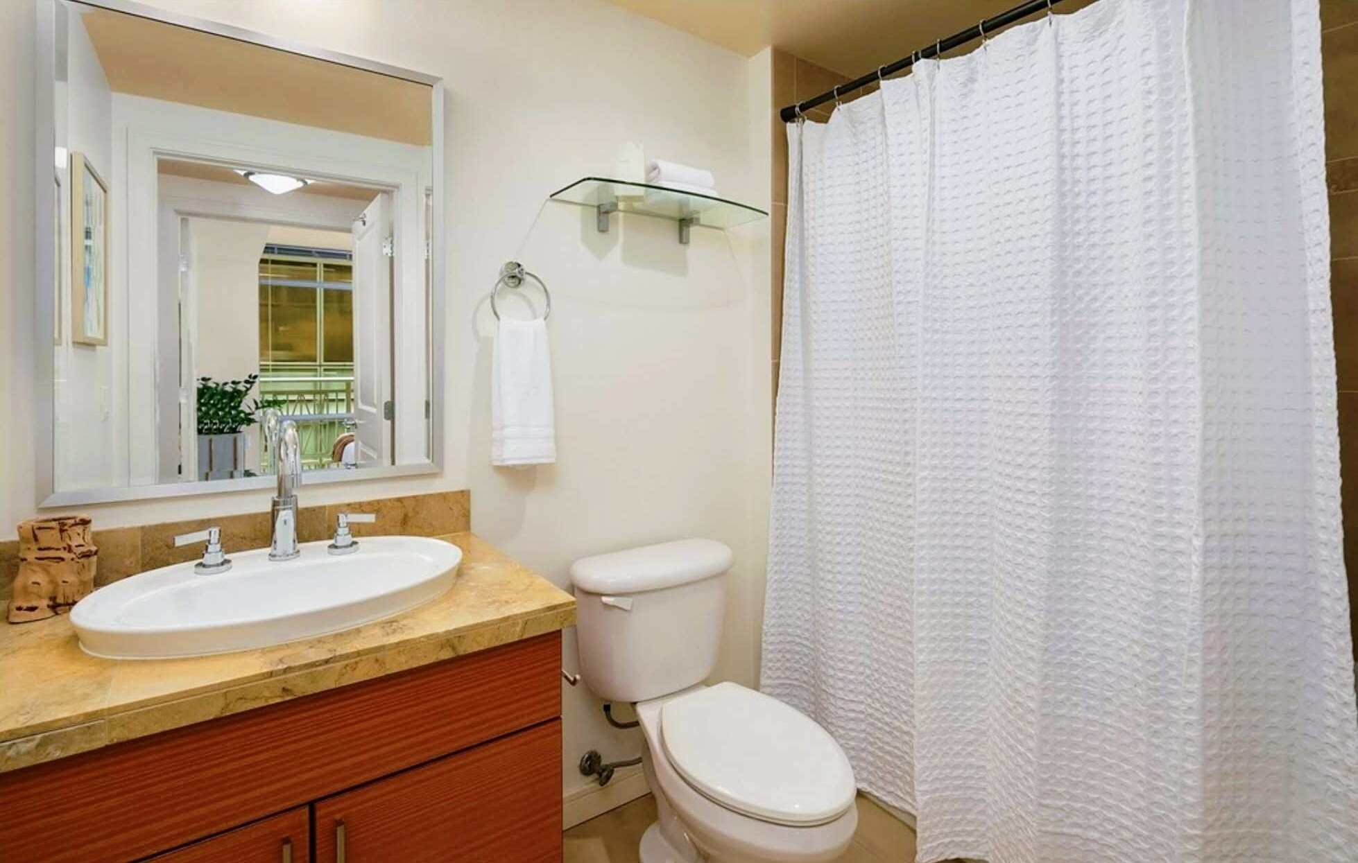 Full bathroom with recently renovated tiles - 819 Virginia St