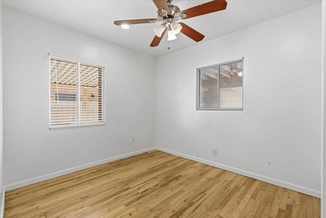 Building Photo - 361 E Clarendon Ave