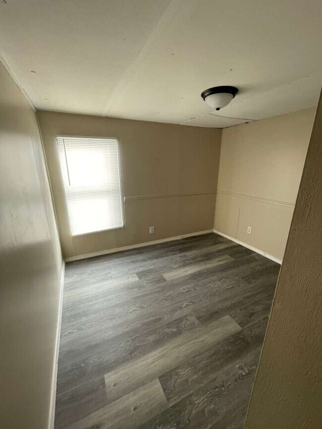 Building Photo - Eagle Estates