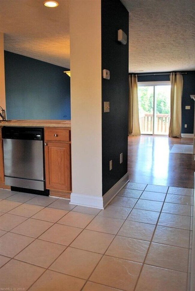 Building Photo - 2 Bedroom 2 Bath Townhouse