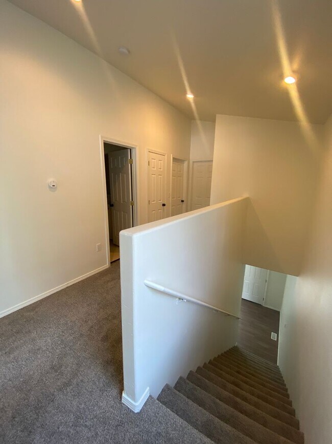 Building Photo - Large 3 bedroom, 2.5 bath duplex-just upda...