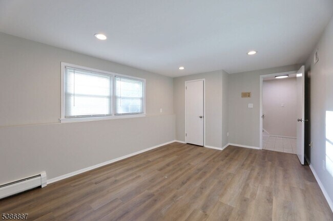 Building Photo - 71 Roosevelt St