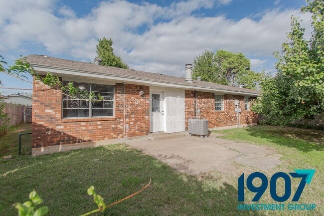 Building Photo - 1008 NW 7th Pl