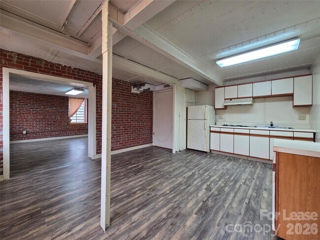 Building Photo - 203 W Liberty St