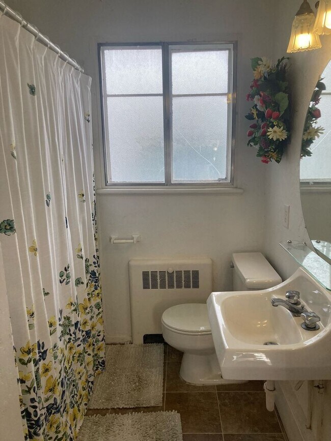 Building Photo - Studio Walking Distance to the University of Utah!