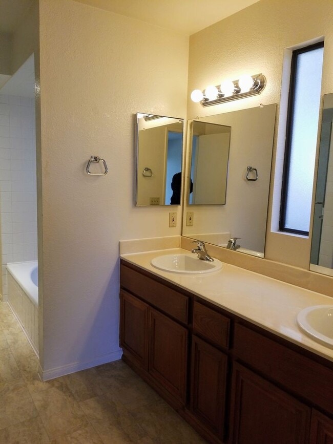 Building Photo - View 2bed 2.5bath, 3 Balconies, 2 Car Garage, pool in Tierrasanta!