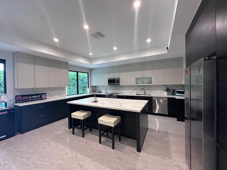 Building Photo - 6422 Coral Way