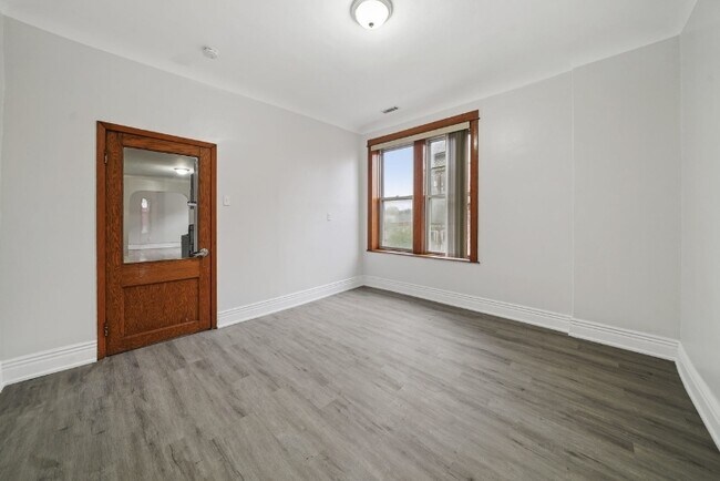 Building Photo - 2556 S Albany Ave