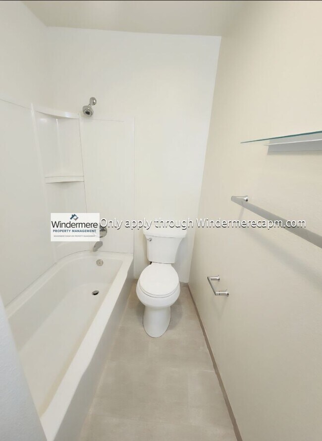 Building Photo - Gorgeous Halfplex in the heart of Carmicha...