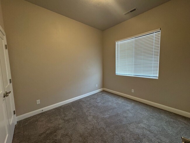 Building Photo - Townhome in Hurricane