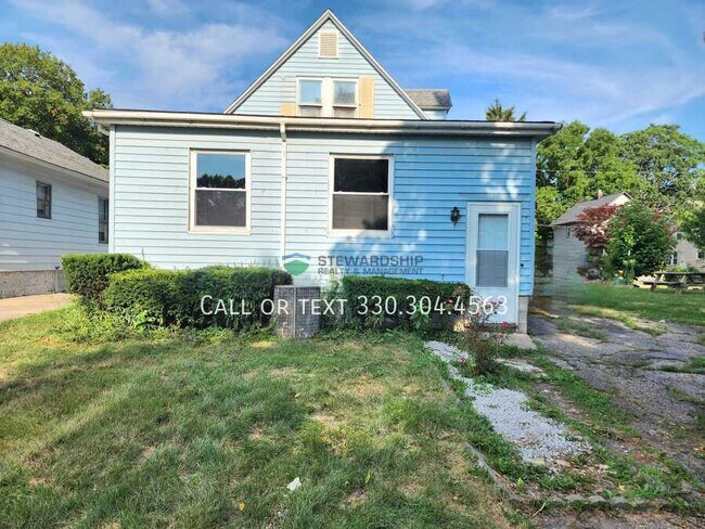 Building Photo - 1030 Sawyer Ave