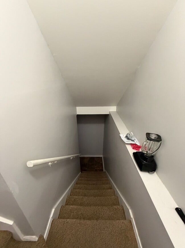 Building Photo - 3 Bed/3.5 Bath House with huge basement!