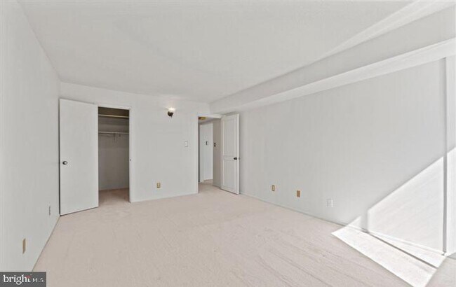 Building Photo - 118 Monroe St