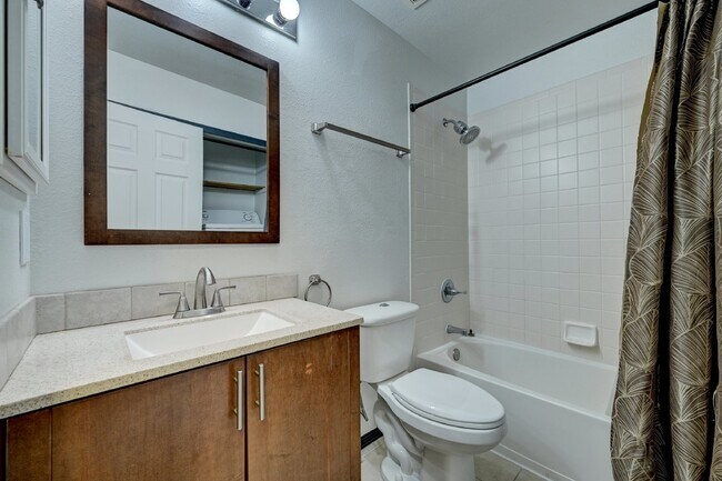 Building Photo - $2,100.00 - 3 bedroom, 2 bathroom, Single ...