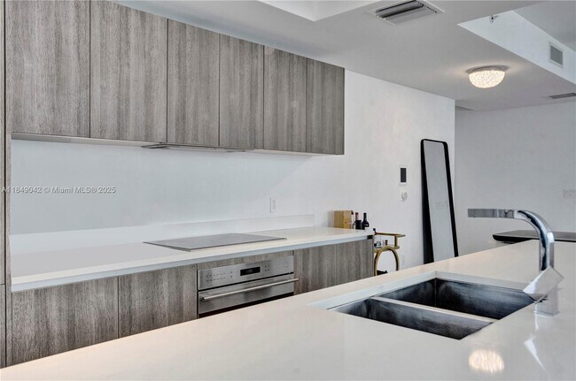 Building Photo - 801 S Miami Ave