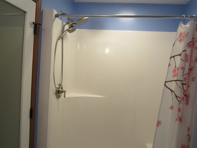 Large 5'x3' upstairs shower - 3622 Humboldt Ave N