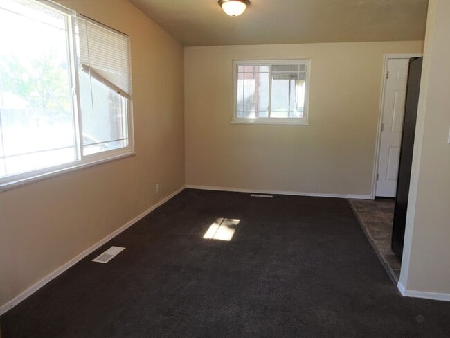 Building Photo - Large 4 Bed 2 Bath with Extra Large 2 Car ...