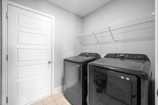 Building Photo - 3 Bedroom 3 Bath Home with Bonus Room For Rent!