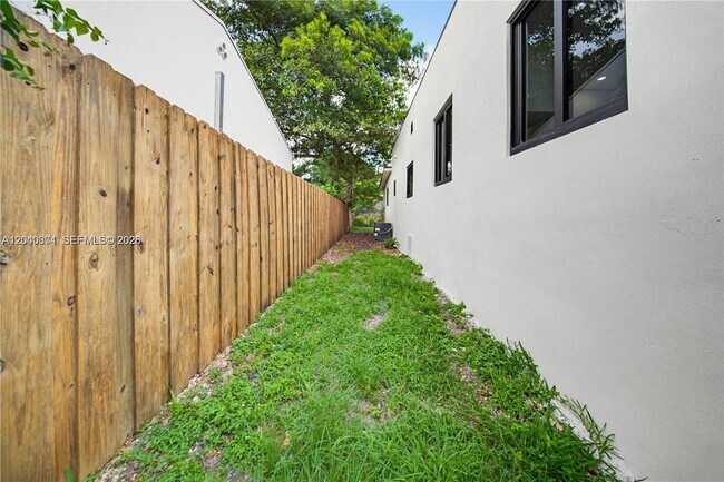 Building Photo - 1021 NW 48th St