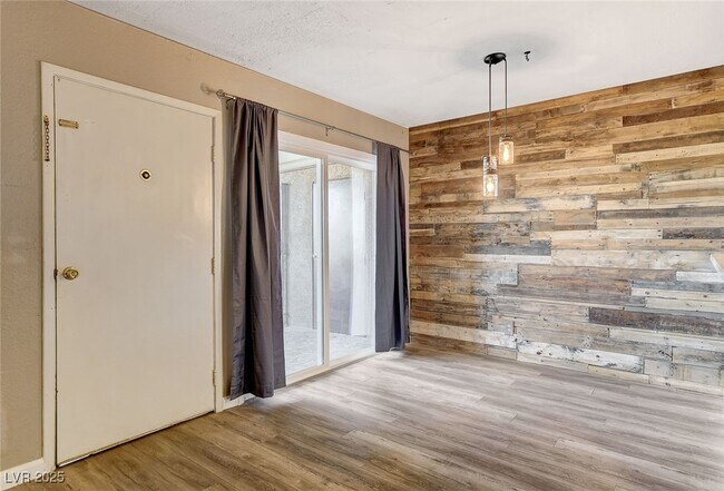 Building Photo - 1544 Hialeah Dr